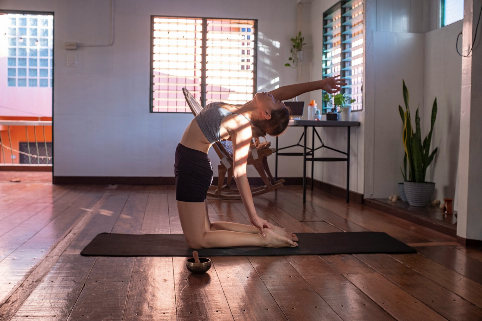 kobieta ćwiczy w domu jogę