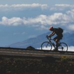 mężczyzna jadący na rowerze w górach