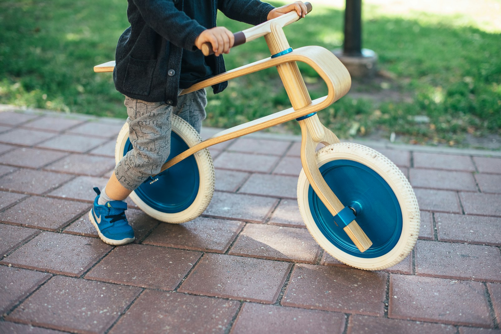Jak dobrać rowerek biegowy dla dziecka? Podpowiadamy!