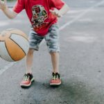 dziecko odbija piłkę do koszykówki