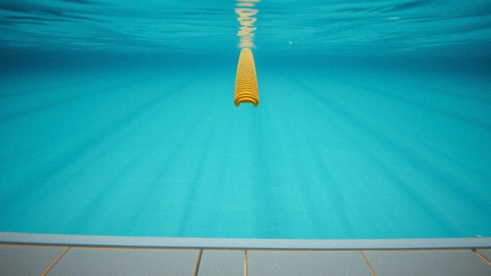 Jak intensywność treningu wpływa na spalanie kalorii przy pływaniu żabką?