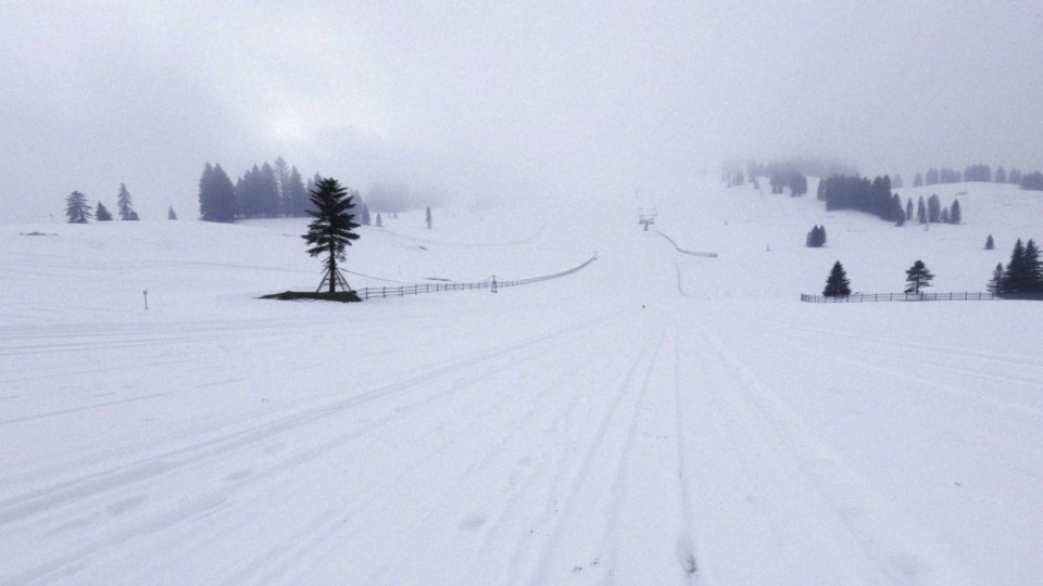 Jakie warunki wpływają na technikę jazdy na stoku?