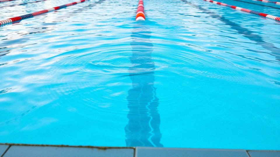 Jakie są różne etapy nauki pływania kraulem?