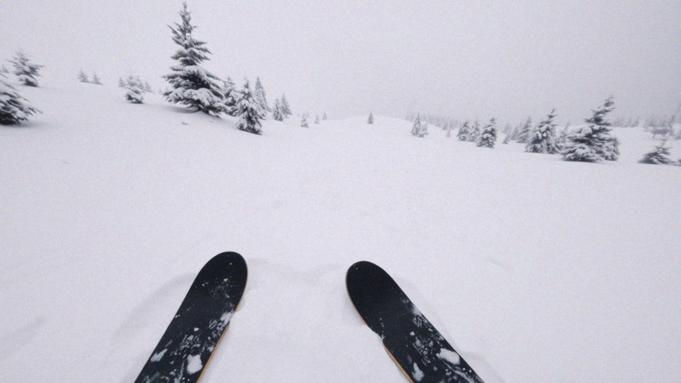 Jakie są metody hamowania na nartach?
